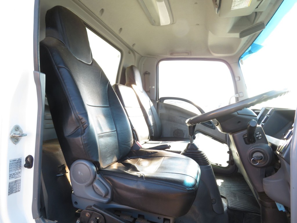乗車定員は3名です。(運転席座面にヘタリがあります)|いすゞ フォワード PKG-FRR90S1(2WD)の写真6