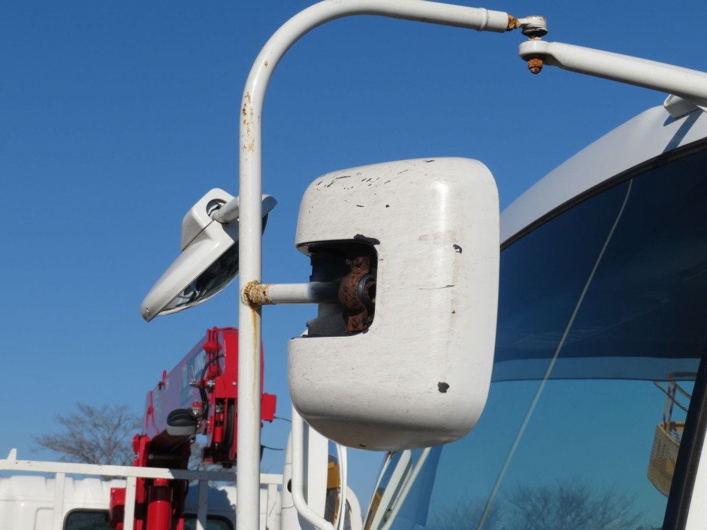 助手席側サイドミラーカバーにキズ、取り付け部のカバーが欠品しています。|いすゞ フォワード PKG-FRR90S1(2WD)の写真12