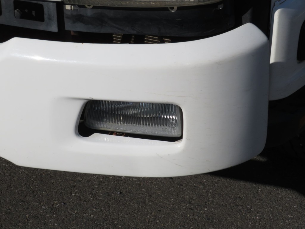 フロントバンパー助手席側に細かい線キズがあります。|いすゞ フォワード PKG-FRR90S1(2WD)の写真13