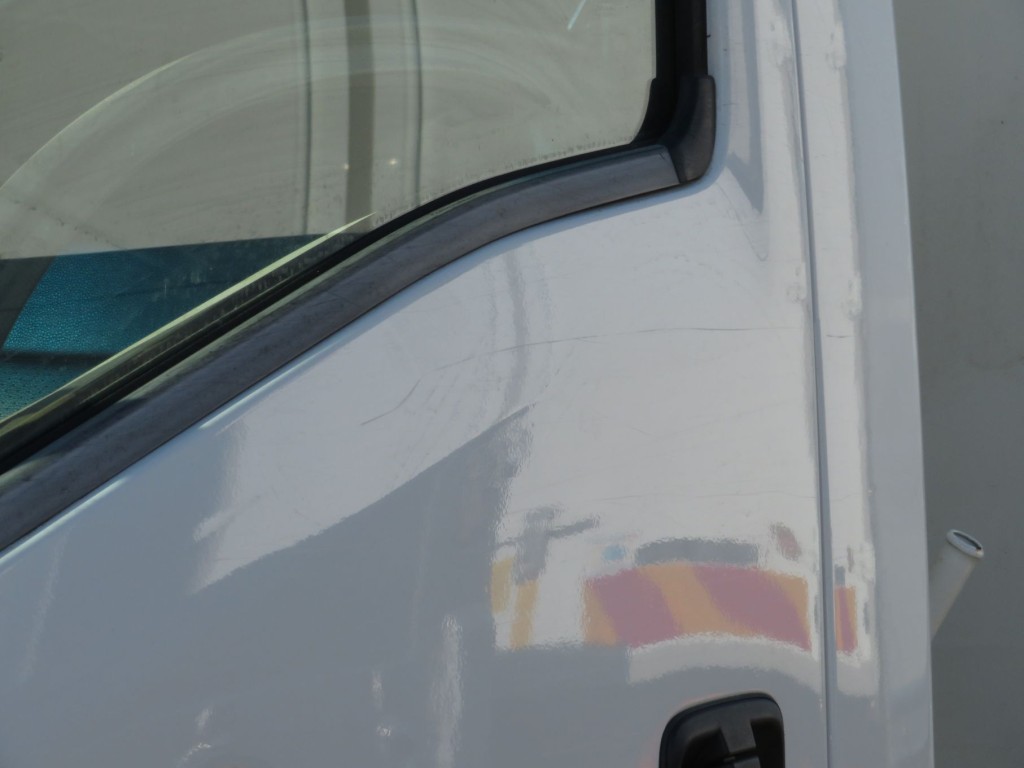助手席ドアに線キズがあります。|いすゞ フォワード PKG-FRR90S1(2WD)の写真15