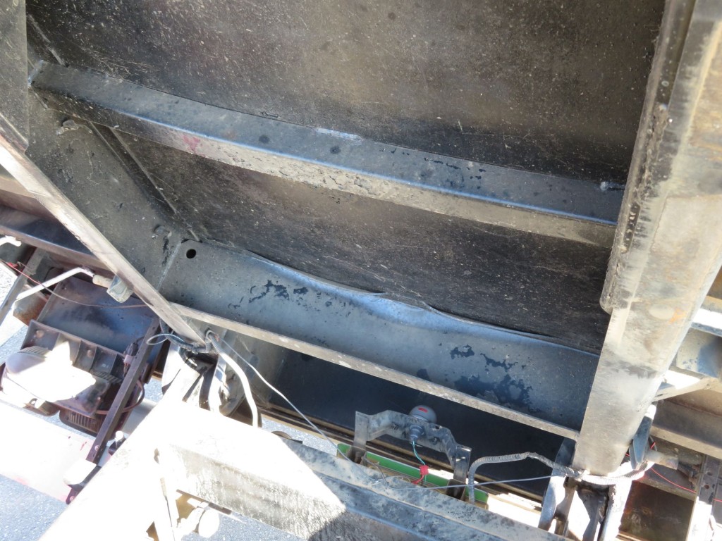 横ネタ中央部にヘコミがあります。|いすゞ フォワード PKG-FRR90S1(2WD)の写真19