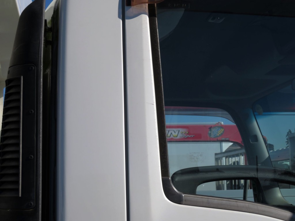 運転席ドアの窓枠付近に細かいキズがあります。|いすゞ フォワード PKG-FRR90S1(2WD)の写真28