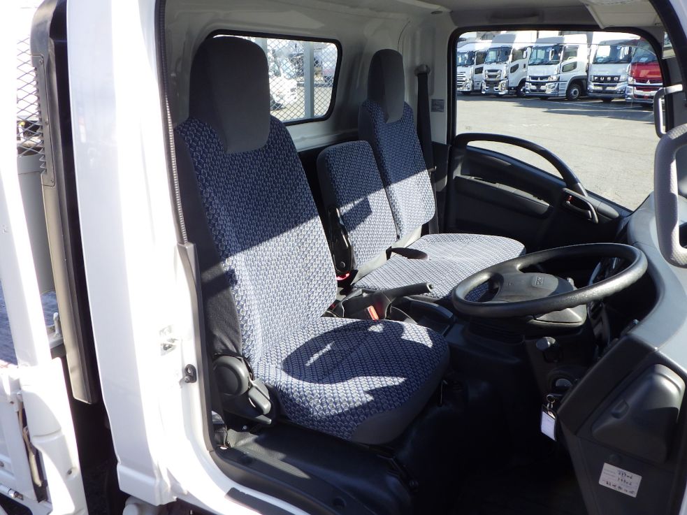 乗車定員は３名です。|いすゞ エルフ 2RG-NNR88AR(2WD)の写真6