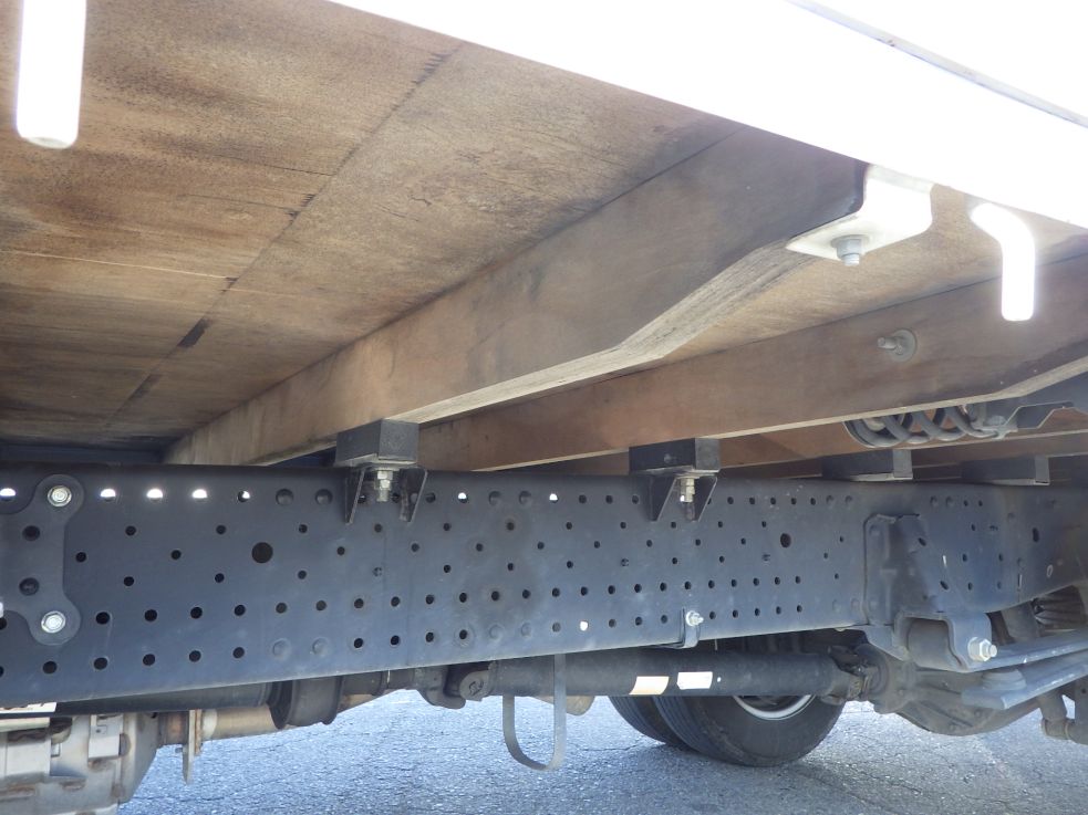 シャーシとネタの状態です。（縦は無・横ネタは木製です）|いすゞ エルフ 2RG-NNR88AR(2WD)の写真7