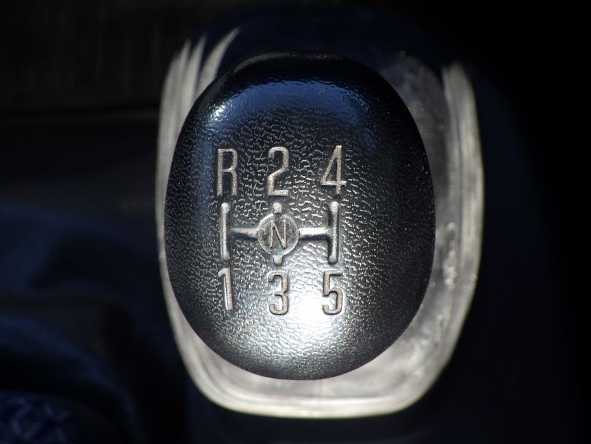 ＭＴ5速です。|いすゞ エルフ 2RG-NNR88AR(2WD)の写真12