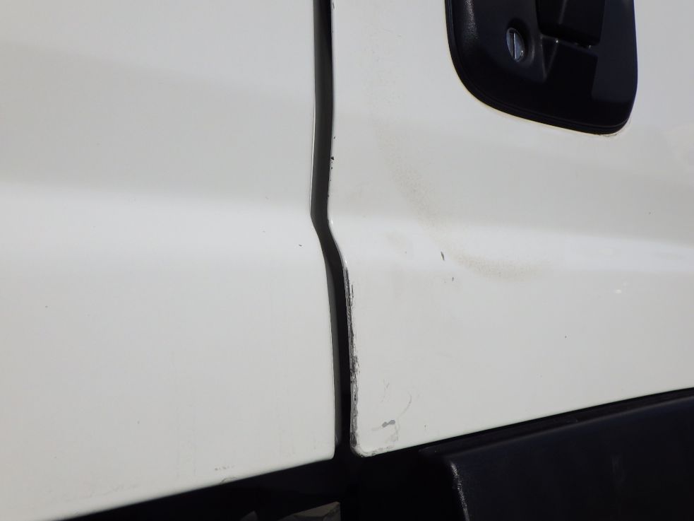 運転席側ドアにキズがあります。（助手席側にもあります）|いすゞ エルフ 2RG-NNR88AR(2WD)の写真15