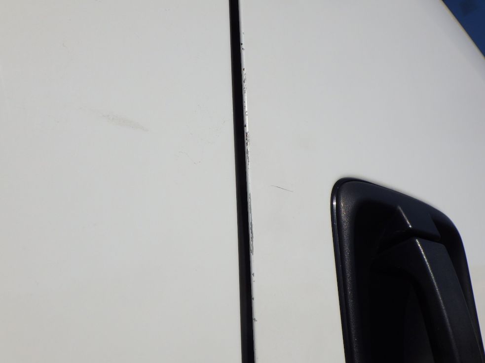 運転席側ドアに浅いヘコミがあります。|いすゞ エルフ 2RG-NNR88AR(2WD)の写真16