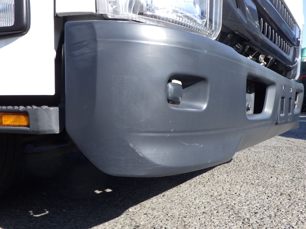 フロントバンパーの運転席側にキズがあります。|いすゞ エルフ 2RG-NNR88AR(2WD)の写真17