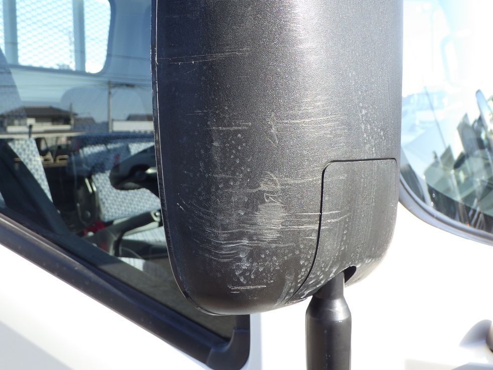 運転席側ミラーにキズがあります。（助手席側にもあります）|いすゞ エルフ 2RG-NNR88AR(2WD)の写真18