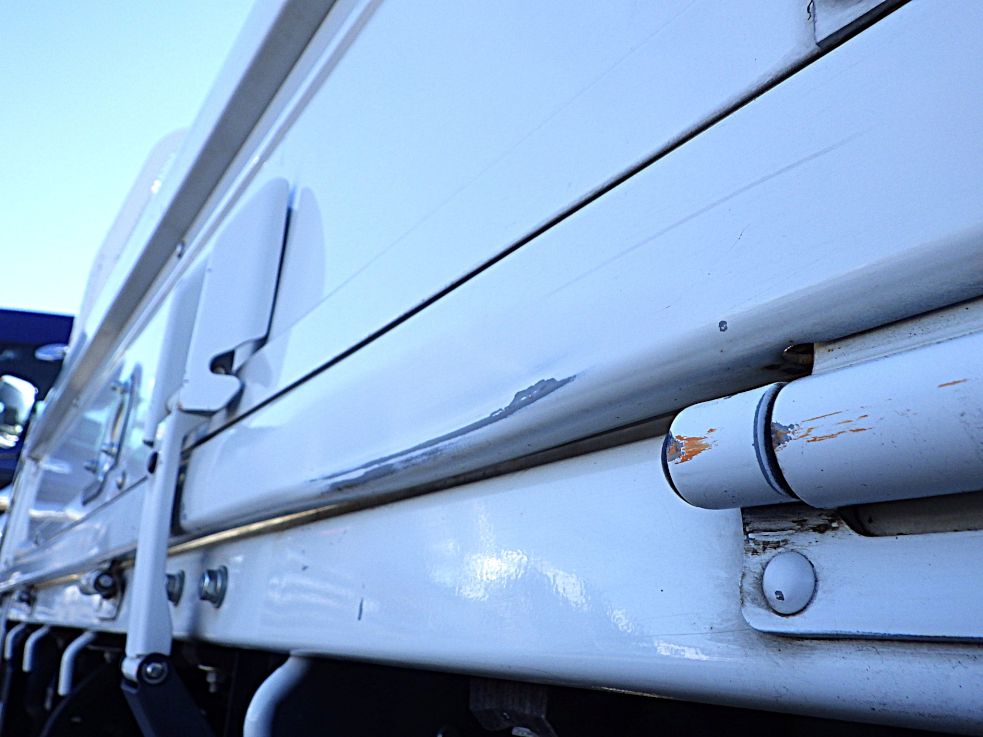 助手席側アオリにキズ・ヘコミがあります。|いすゞ エルフ 2RG-NNR88AR(2WD)の写真21