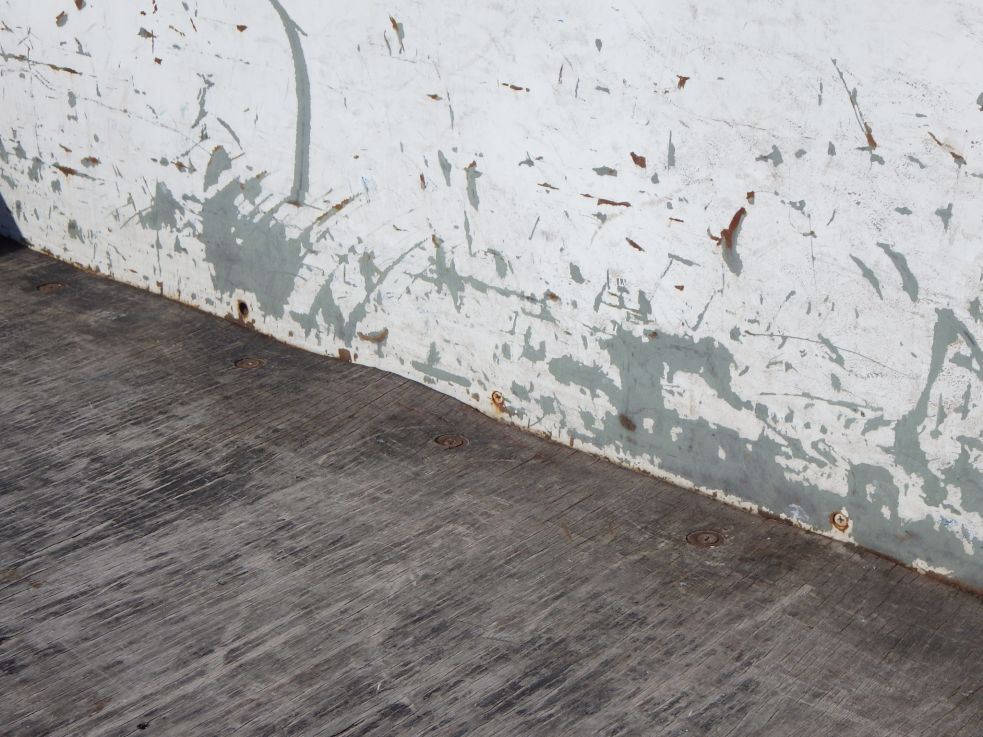 プロテクター裏側にキズ・サビ・ヘコミがあります。（床板に削れがあります）|いすゞ エルフ 2RG-NNR88AR(2WD)の写真22