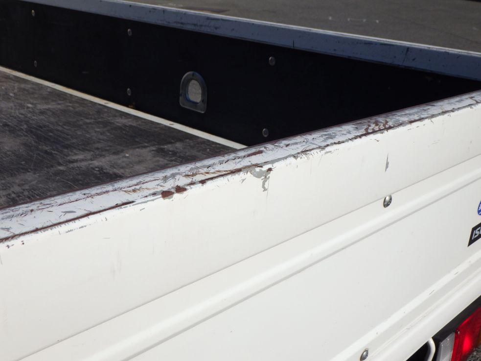 リヤアオリにキズ・サビ・ヘコミがあります。|いすゞ エルフ 2RG-NNR88AR(2WD)の写真23