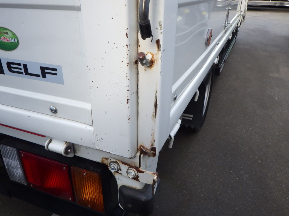 運転席側ロックが欠損しています。|いすゞ エルフ 2RG-NNR88AR(2WD)の写真24