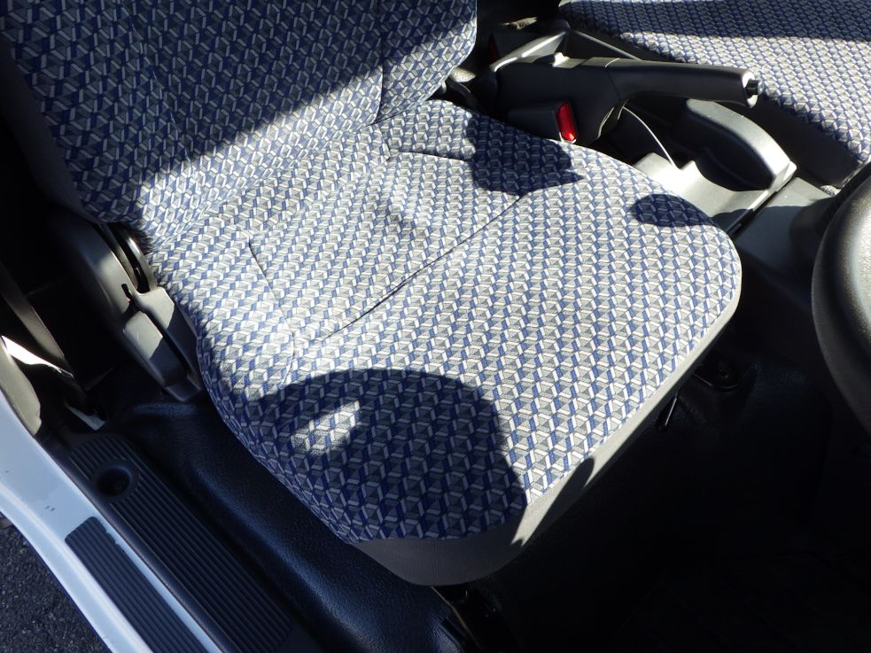 運転席座面にヘタリがあります。|いすゞ エルフ 2RG-NNR88AR(2WD)の写真25