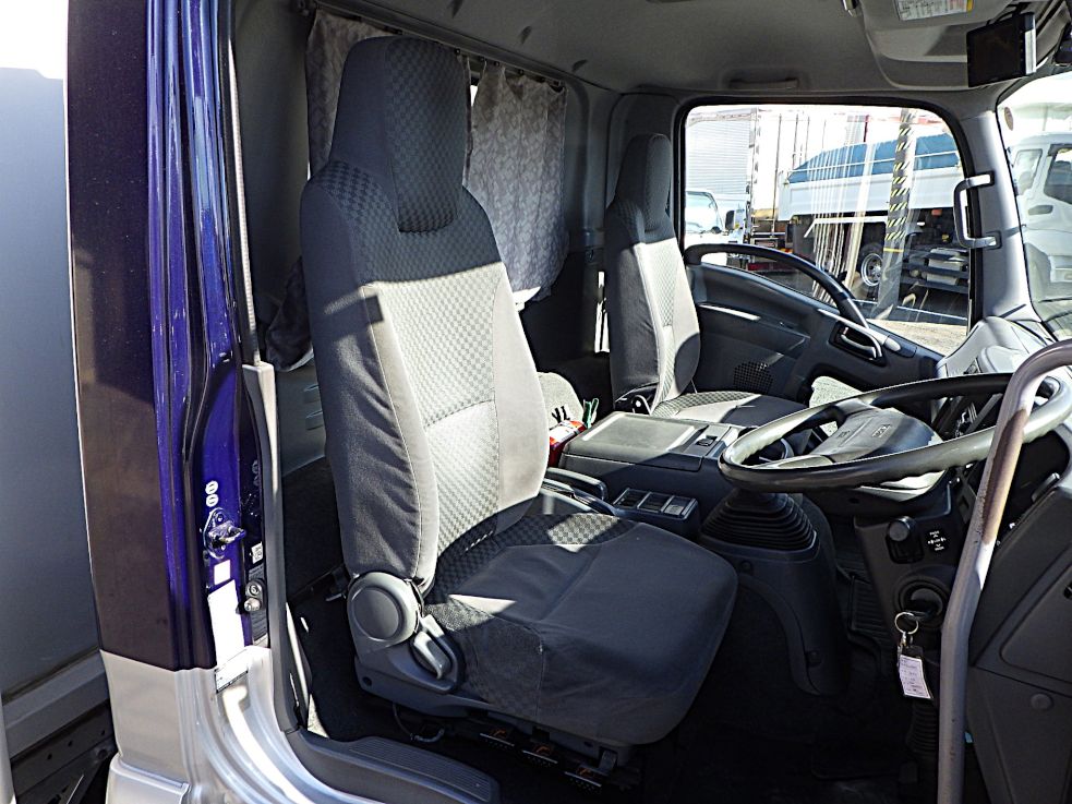 乗車定員は２名です。|いすゞ フォワード SKG-FRR90S2の写真6