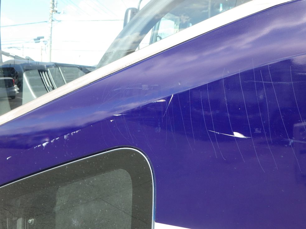 助手席側ドアにスレ・キズがあります。|いすゞ フォワード SKG-FRR90S2の写真18