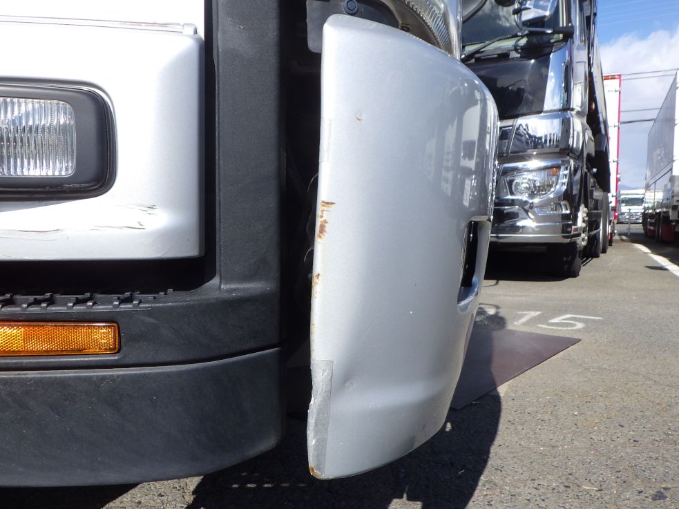 フロントバンパーの運転席側にキズ・サビがあります。|いすゞ フォワード SKG-FRR90S2の写真22