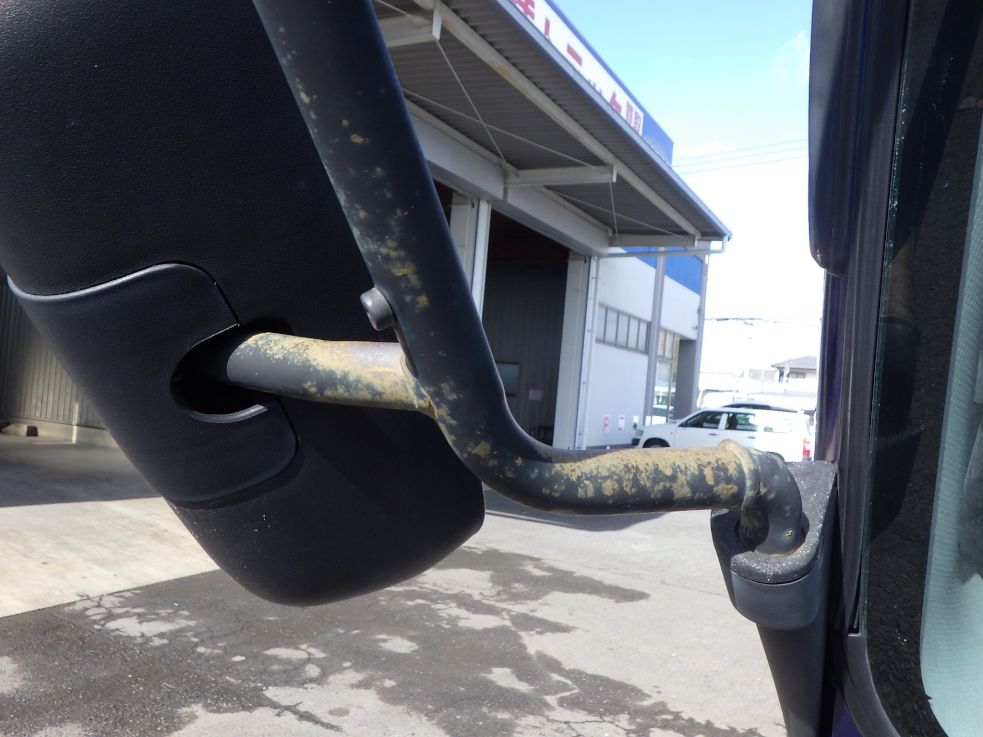 左右のミラーステーにサビがあります。|いすゞ フォワード SKG-FRR90S2の写真23