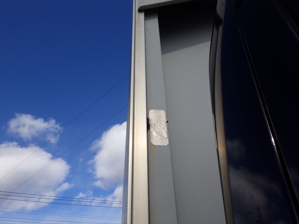 助手席側にテープ補修跡があります。|いすゞ フォワード SKG-FRR90S2の写真25