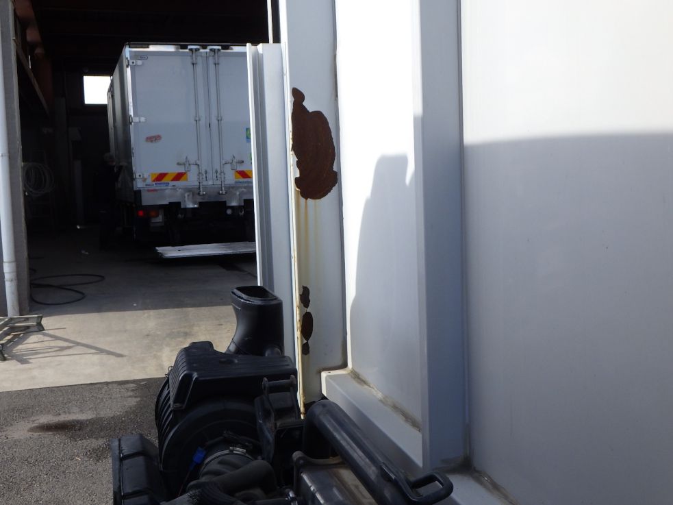 プロテクター前方にサビがあります。|いすゞ フォワード SKG-FRR90S2の写真26