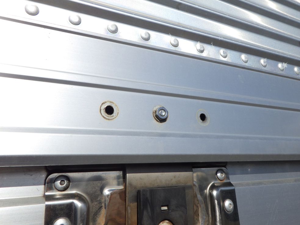 運転席側ウイング中央キャッチ部にボルトの欠損があります。|いすゞ フォワード SKG-FRR90S2の写真30