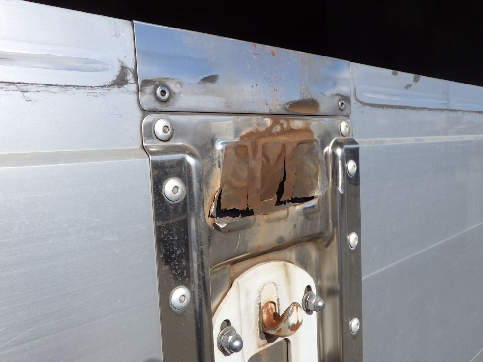 運転席側中央キャッチ部にキレツ・穴があります。|いすゞ フォワード SKG-FRR90S2の写真31