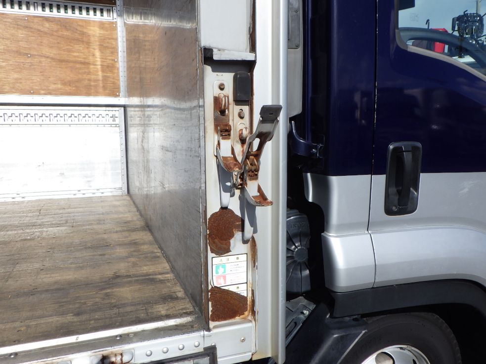 ボディーの各柱にサビがあります。|いすゞ フォワード SKG-FRR90S2の写真32