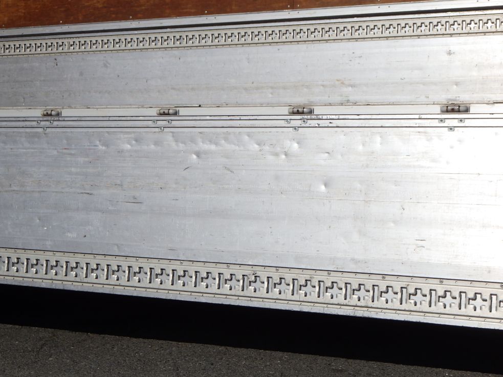 アオリ内側にキズ・ヘコミがあります。|いすゞ フォワード SKG-FRR90S2の写真35