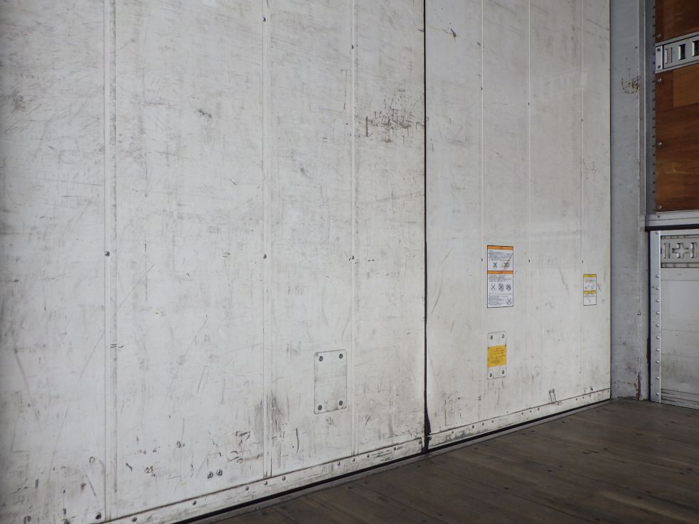 リヤ扉裏側にキズ・ヘコミがあります。|いすゞ フォワード SKG-FRR90S2の写真37