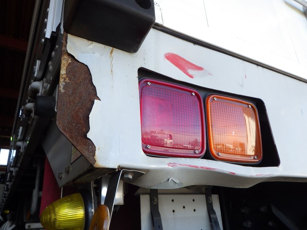左右のテール周りにキズ・サビ・ヘコミがあります。|いすゞ フォワード SKG-FRR90S2の写真41