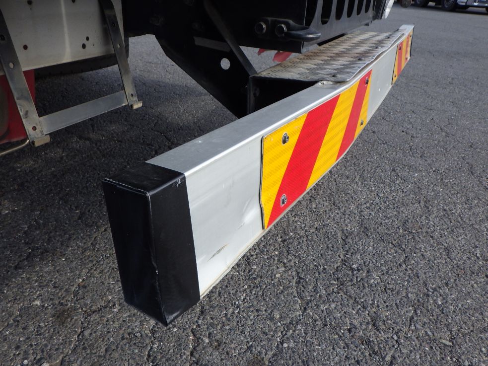 リヤバンパーにキズ・ヘコミ・曲がりがあります。|いすゞ フォワード SKG-FRR90S2の写真43