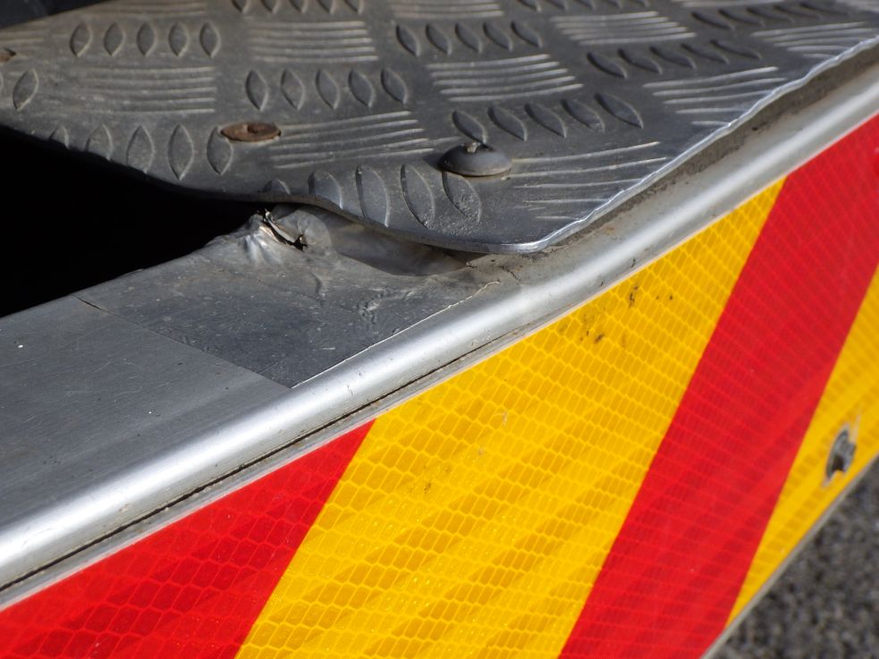 リヤバンパーの一部に割れ・キレツがあります。|いすゞ フォワード SKG-FRR90S2の写真44