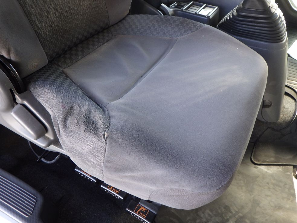 運転席座面にヘタリがあります。|いすゞ フォワード SKG-FRR90S2の写真45