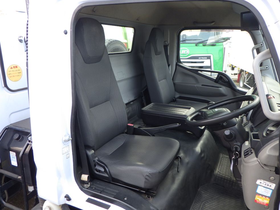 乗車定員は2名です。|三菱 キャンター TPG-FEB80(2WD)の写真6