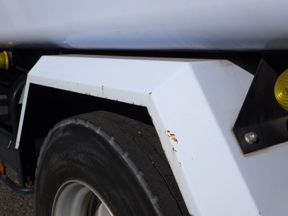 左右のリヤフェンダーにキズ・サビがあります。|三菱 キャンター TPG-FEB80(2WD)の写真35