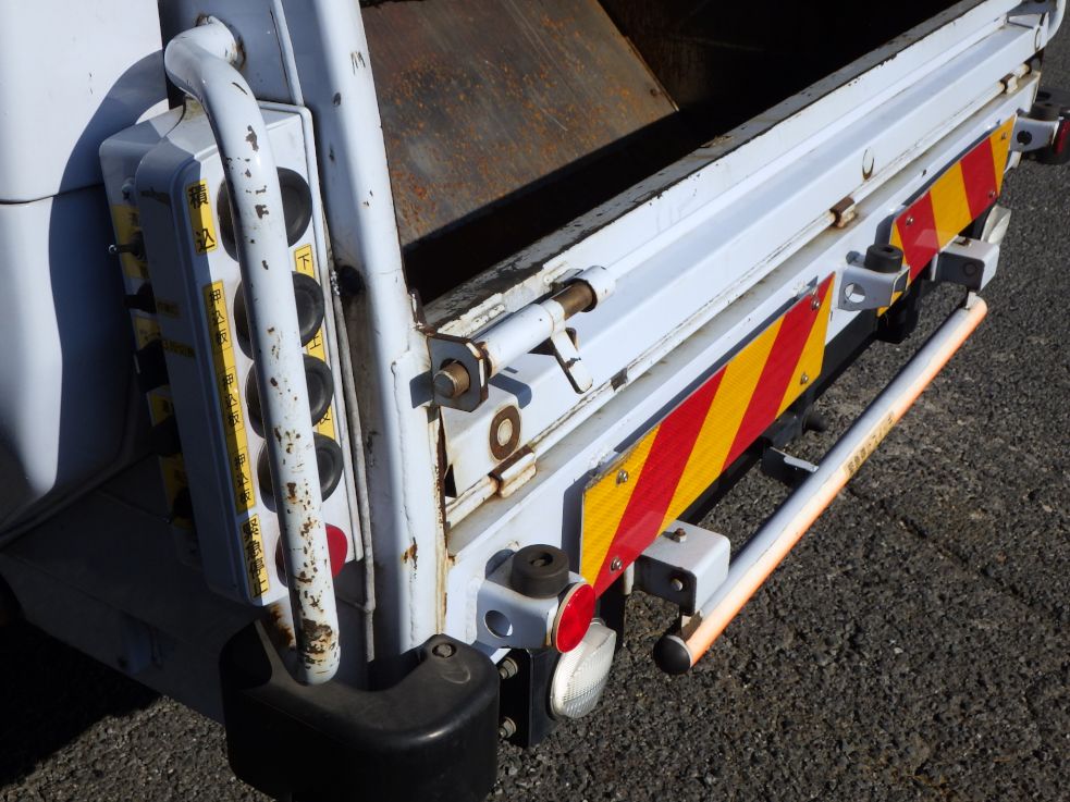 リヤ周りにキズ・サビがあります。|三菱 キャンター TPG-FEB80(2WD)の写真38