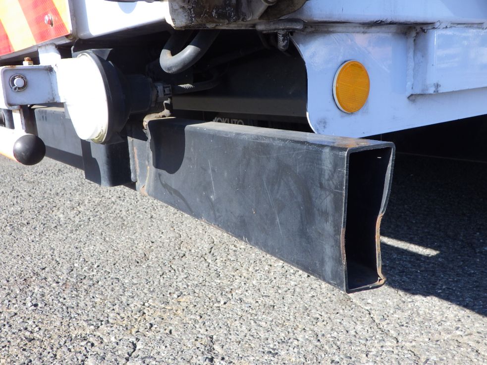 リヤバンパーの運転席側に曲がり・カバーの欠損があります。|三菱 キャンター TPG-FEB80(2WD)の写真40