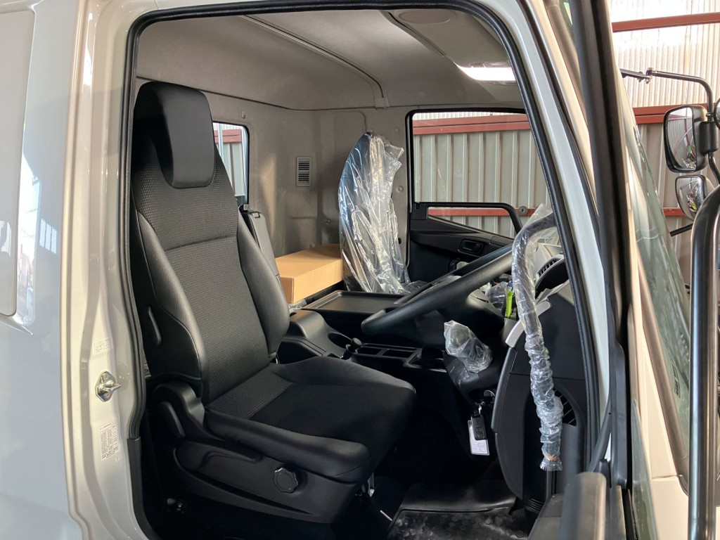 乗車定員は2名です。|三菱 ファイター 2KG-FK62F(2WD)の写真5