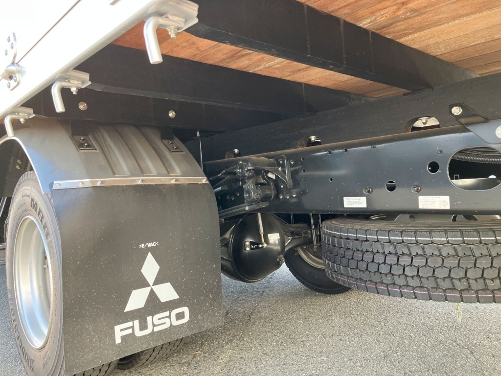 シャシとネタの状態です。ネタは木製です|三菱 ファイター 2KG-FK62F(2WD)の写真6