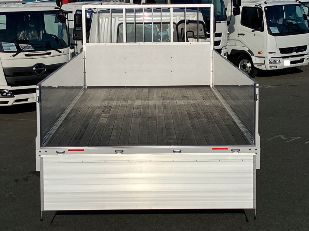 床は板張りです。|三菱 ファイター 2KG-FK62F(2WD)の写真9