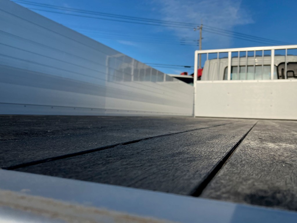 床板に若干の反りがあります。|三菱 ファイター 2KG-FK62F(2WD)の写真10