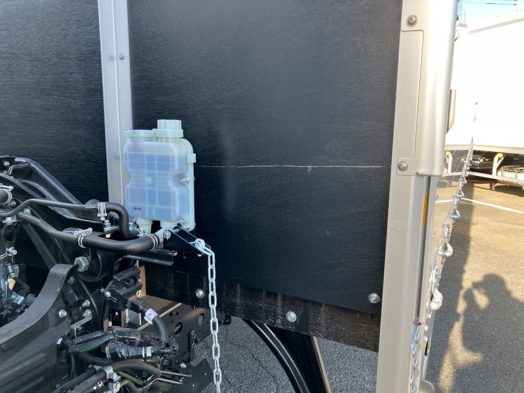 助手席側ボデー前面板にヒビがあります。|三菱 ファイター 2KG-FK62F(2WD)の写真12