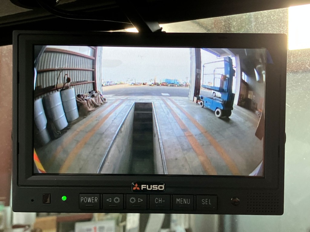 液晶バックモニター付きです。|三菱 ファイター 2KG-FK62F(2WD)の写真17