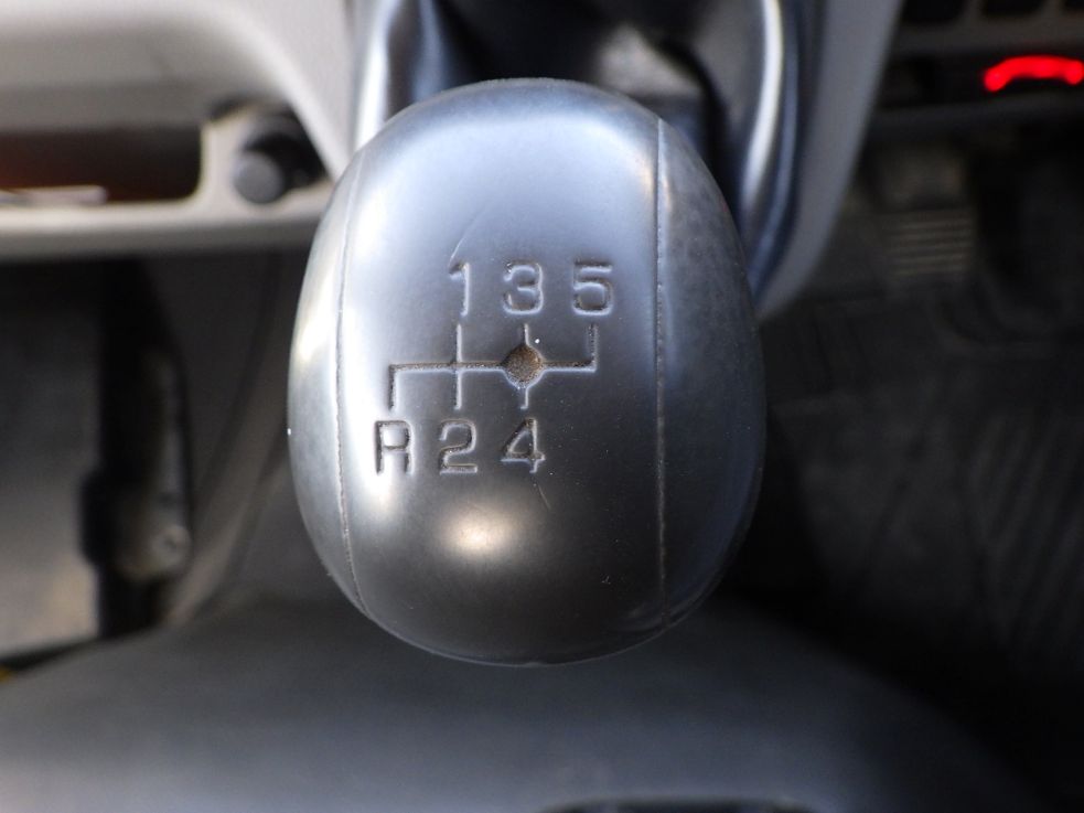 ＭＴ5速です。|三菱 キャンター TPG-FBA60(2WD)の写真17