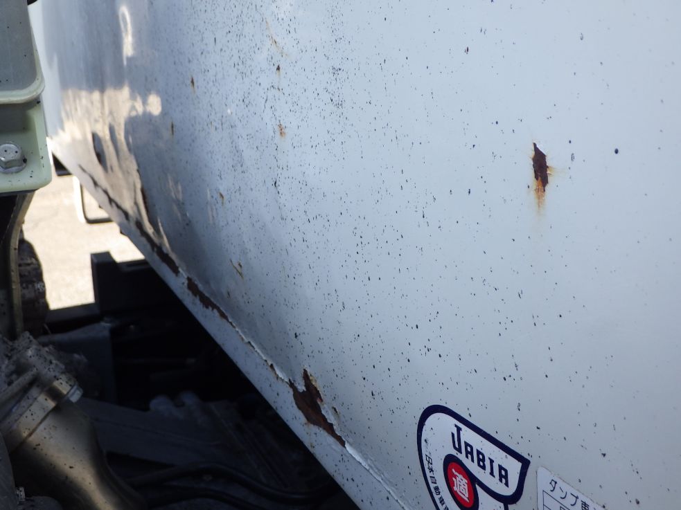 プロテクター前面にサビ・凸があります。|三菱 キャンター TPG-FBA60(2WD)の写真23