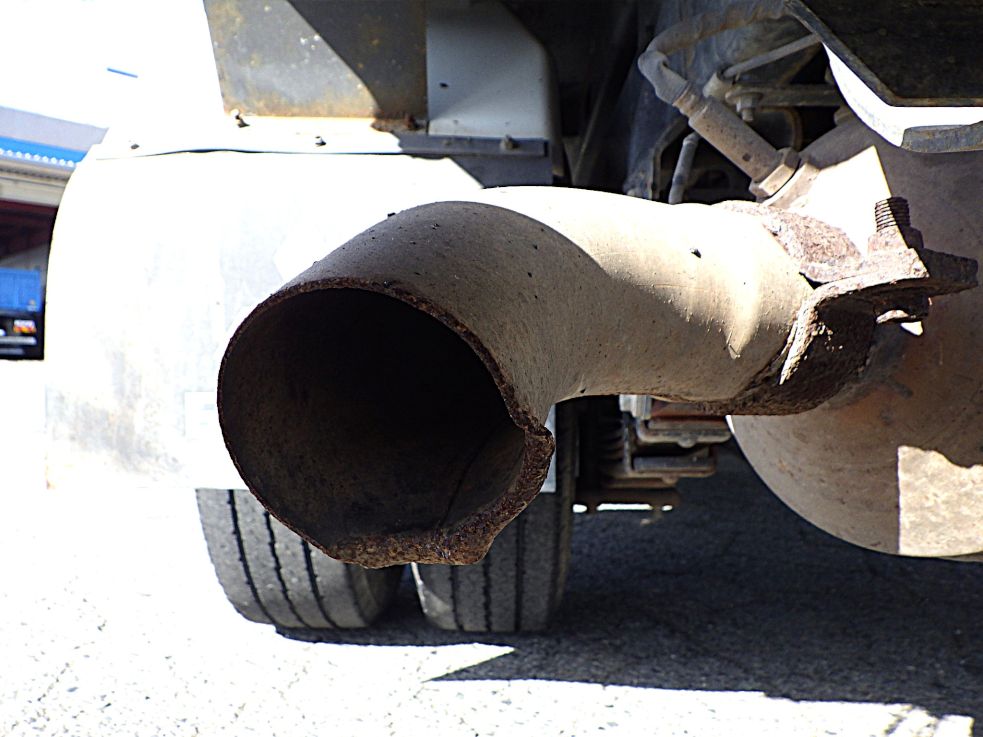 テールパイプにメクレがあります。|三菱 キャンター TPG-FBA60(2WD)の写真28