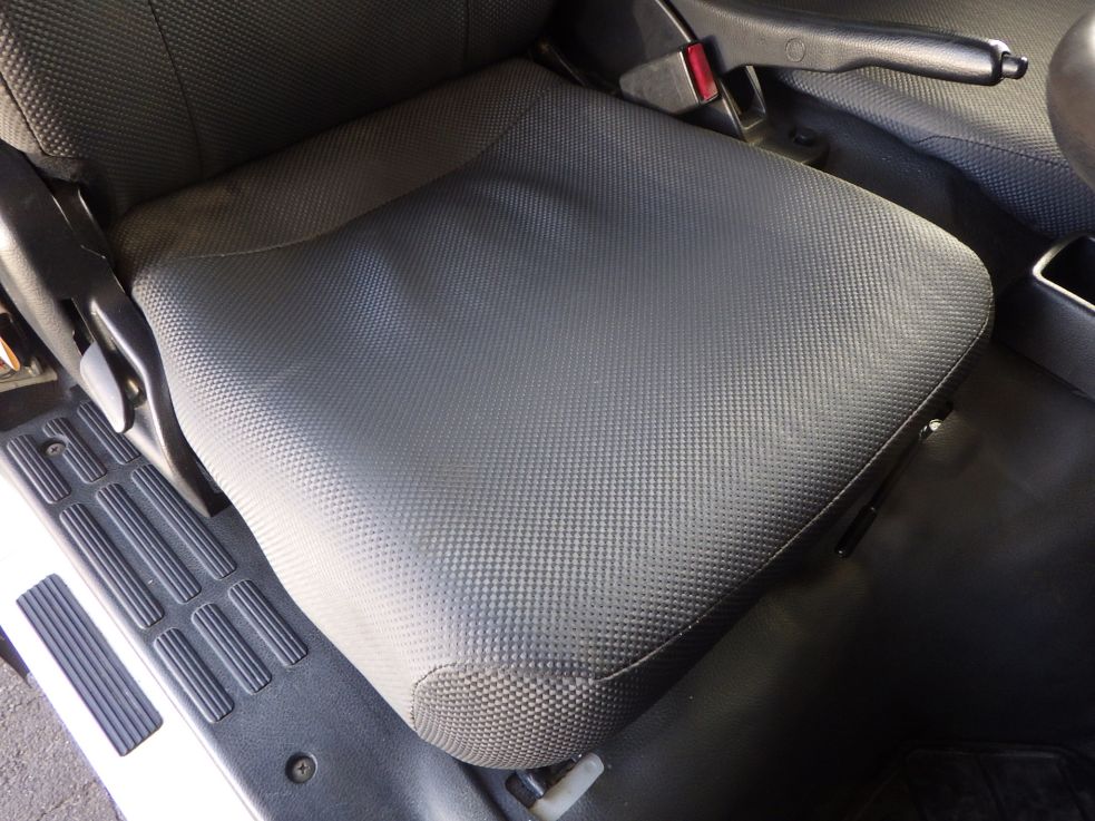 運転席座面にヘタリがあります。|三菱 キャンター TPG-FBA60(2WD)の写真33