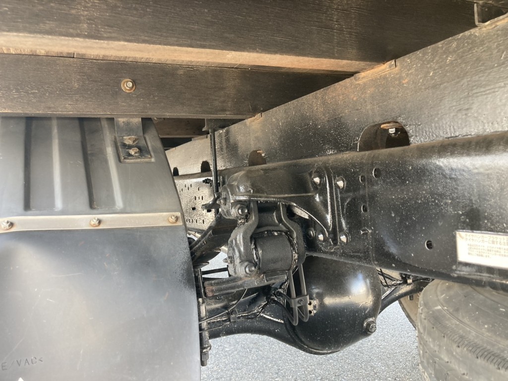 シャーシとネタとスプリングの状態です。|三菱 ファイター TKG-FK61F(2WD)の写真7