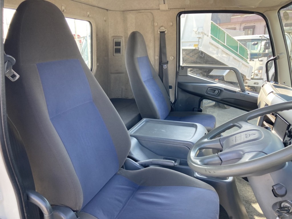 車内です。|三菱 ファイター TKG-FK61F(2WD)の写真13