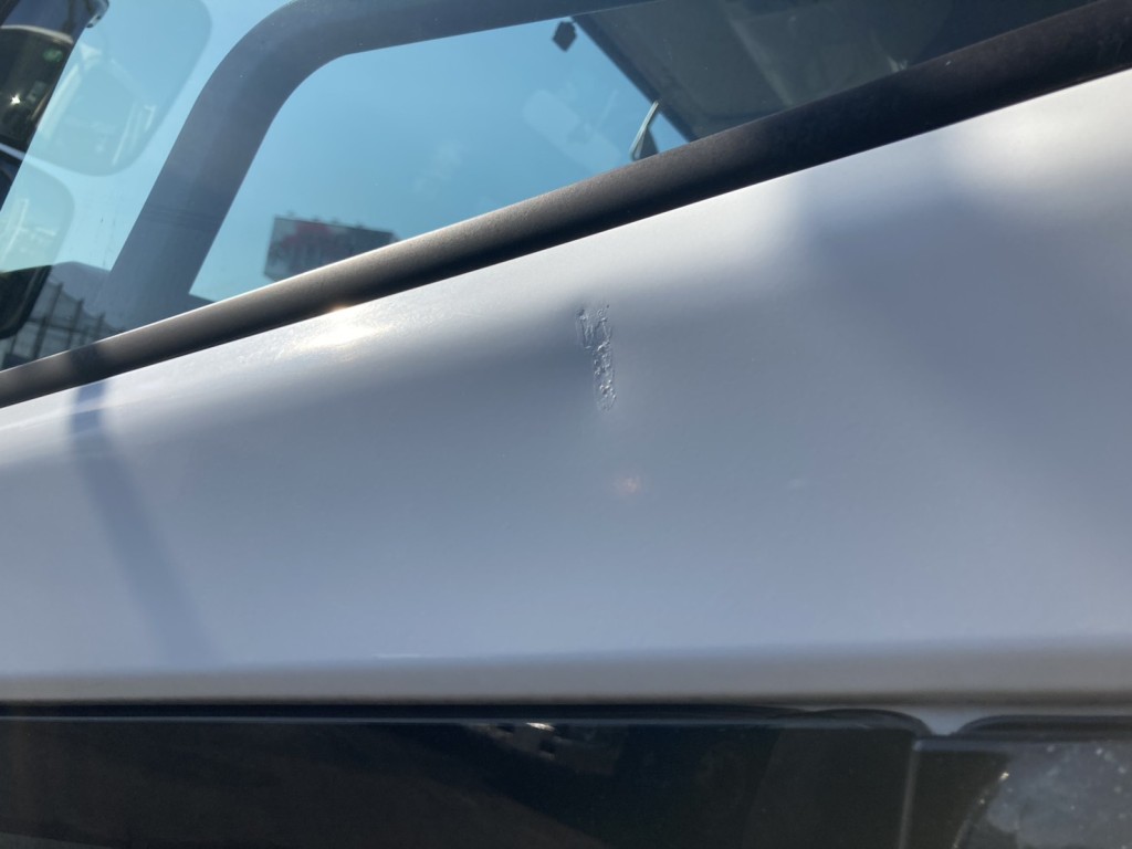 ドア中央部に凹みが有ります。|三菱 ファイター TKG-FK61F(2WD)の写真39